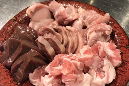 超お得！！！朝〆豚ホルモンと鶏肉の盛り合わせ